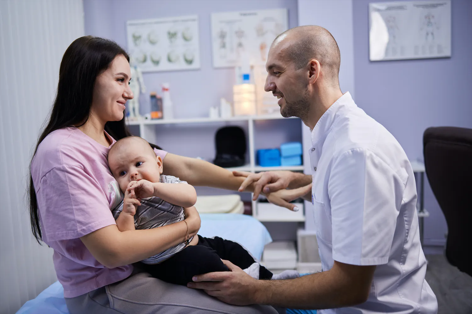 Кинезиолог тестирует молодую маму